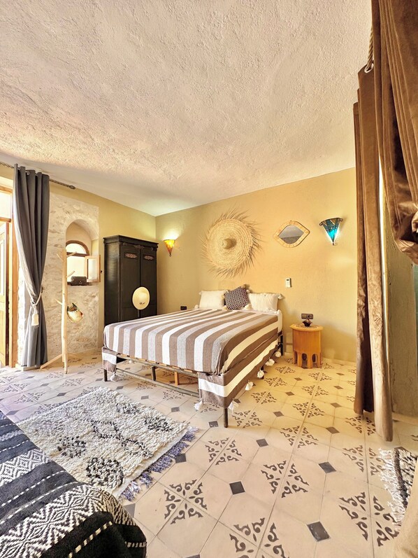 5 عدّة غرف نوم ومكواة/لوح كي وواي فاي وملاءات أسرّة