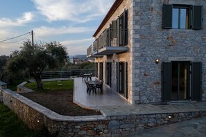 Outdoor dining - Torri di Pietra Due Stoupa (Stoupa)