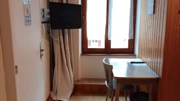 Kolmen hengen perhehuone | Työpöytä, ilmainen Wi-Fi