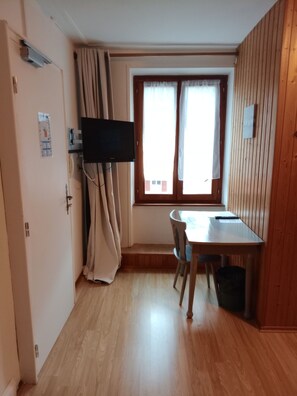 Trippelrum för familj | Skrivbord och gratis wi-fi