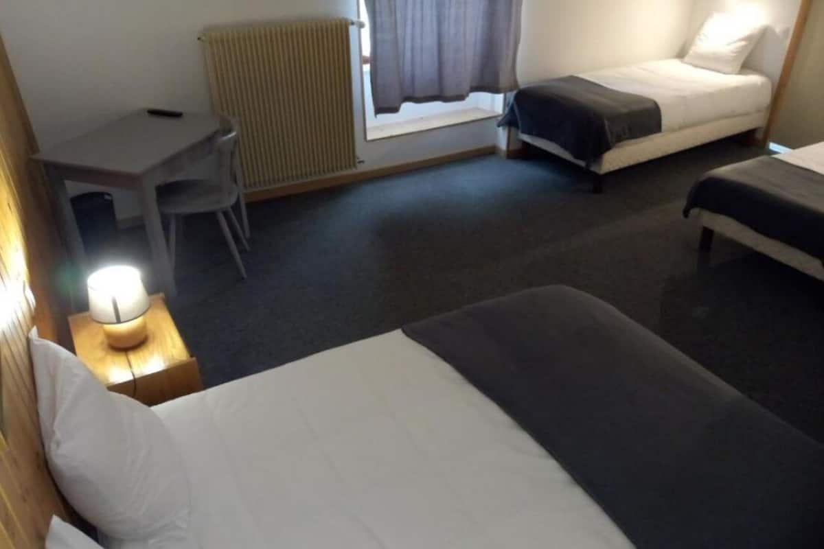 Familien-Vierbettzimmer, Hügelblick | Schreibtisch, kostenloses WLAN