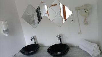 Neljän hengen perhehuone, näköala mäelle | Kylpyhuone | Hiustenkuivaaja, pyyhkeet, saippua, sampoo