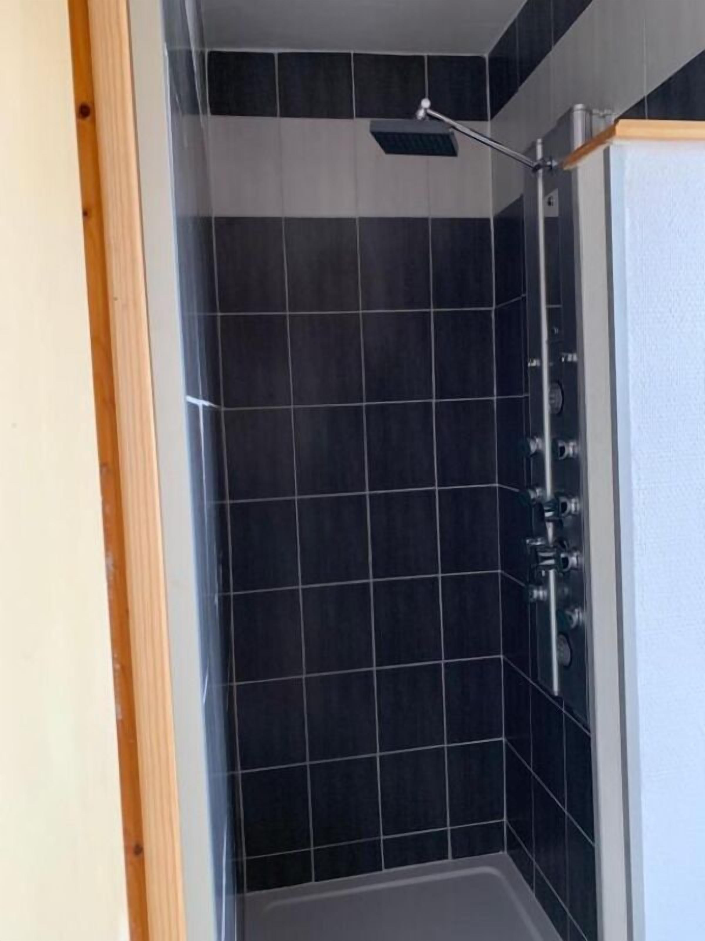 Habitación doble clásica | Baño | Secadora de cabello, toallas, jabón, shampoo 