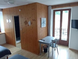 Habitación clásica con 2 camas individuales, balcón | Escritorio, wifi gratis y ropa de cama 