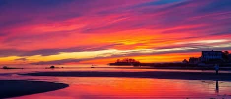 Rannalla, aurinkotuoleja, rantapyyhkeitä