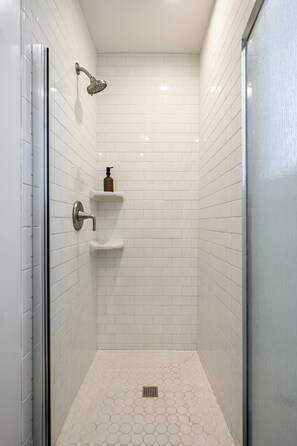 Shower, hair dryer, towels, soap - 1 Block to Beach Heaven Chic 2BD (Manhattan Beach)