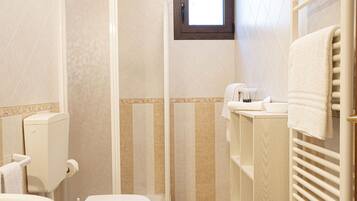 Doccia, asciugacapelli, bidet, asciugamani