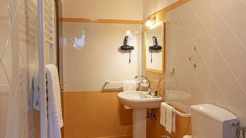 Dusche, Haartrockner, Bidet, Handtücher