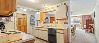 North Conway condo with mountain views and pool!