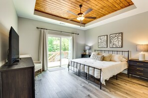 4 bedrooms, desk, iron/ironing board, travel cot - Lake Hartwell Family Getaway w/ Dock & Water Views (Lavonia)