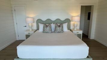 1 dormitori, planxa i posts de planxar i roba de llit