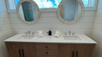 Secador de pelo y toallas