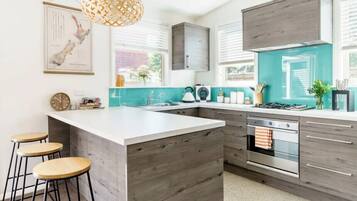 Micro-ondes, four, plaque de cuisson, lave-vaisselle