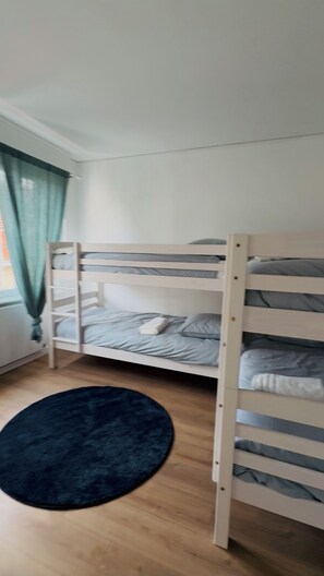 3 habitaciones, tabla de planchar con plancha, wifi y ropa de cama