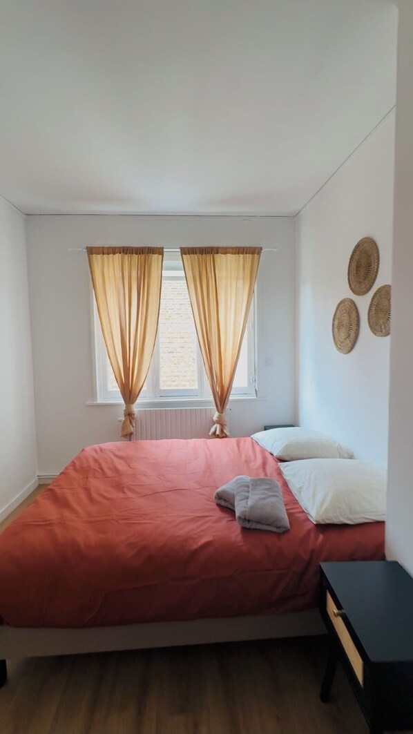 3 habitaciones, tabla de planchar con plancha, wifi y ropa de cama