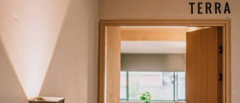 豪華客房 (04) | 迷你吧、免費 Wi-Fi、床單