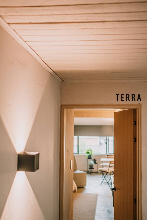 华丽客房 (04) | 迷你吧、免费 WiFi、床单