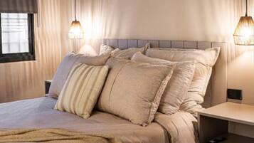 Minibar, wifi gratis y ropa de cama