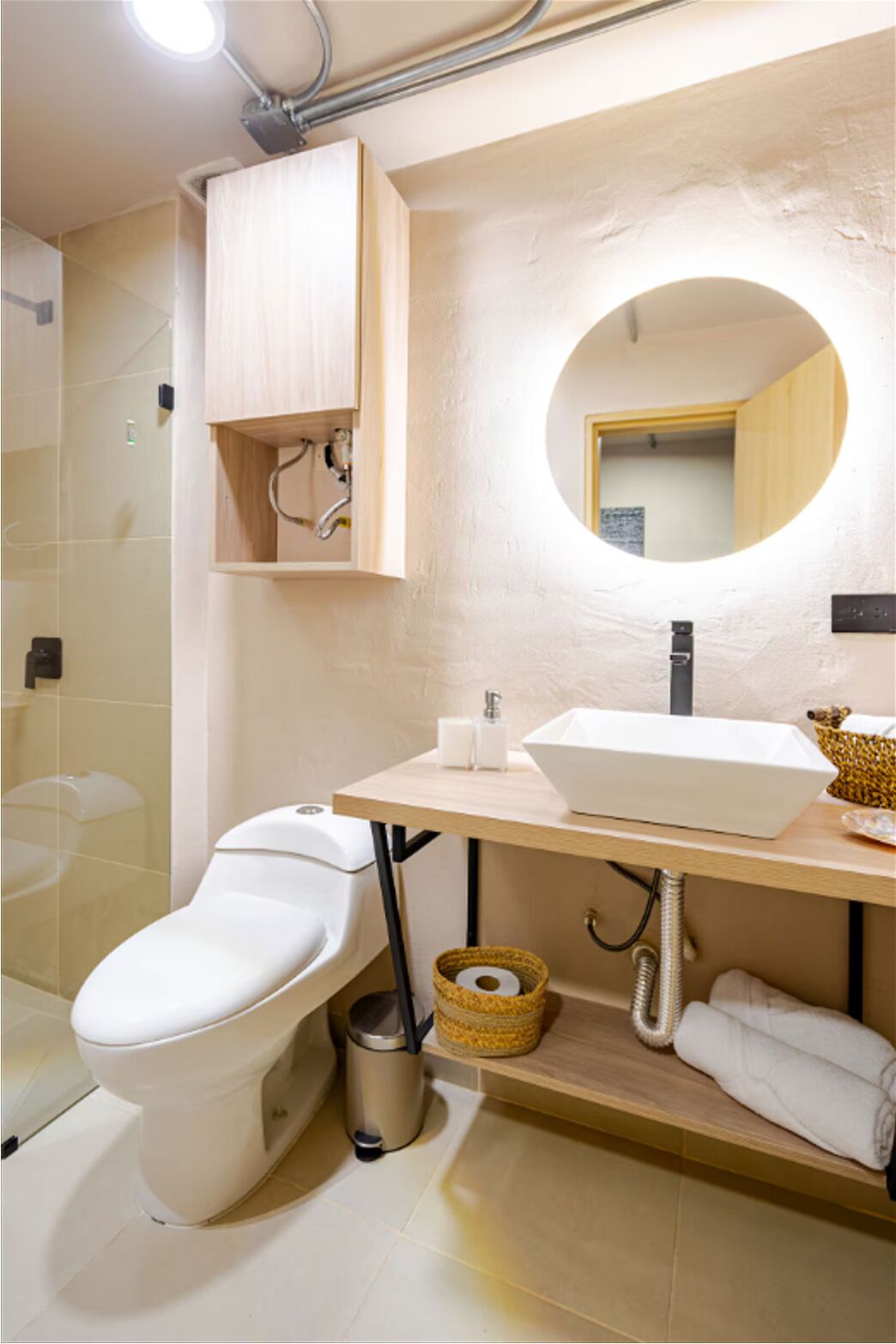 Apartment | Bathroom | Soap, shampoo, toilet paper