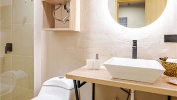 Apartment | Bathroom | Soap, shampoo, toilet paper