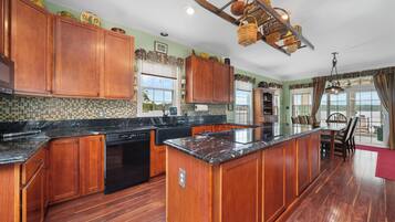 Jääkaappi, mikroaaltouuni, uuni, astianpesukone