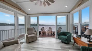 Smart TV, lareira, pebolim, livros