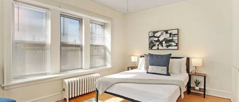 Appartement classique, 1 chambre, non-fumeur | Bureau, fer et planche Ă repasser, accĂšs au Wi-Fi (inclus)