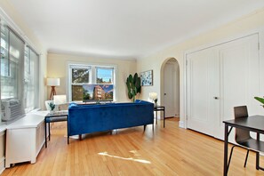 คลาสสิกอพาร์ทเมนท์, 1 ห้องนอน, ปลอดบุหรี่ | บริเวณนั่งเล่น | ทีวี 55 นิ้ว พร้อมช่องดิจิตอล, บริการสตรีมมิ่ง