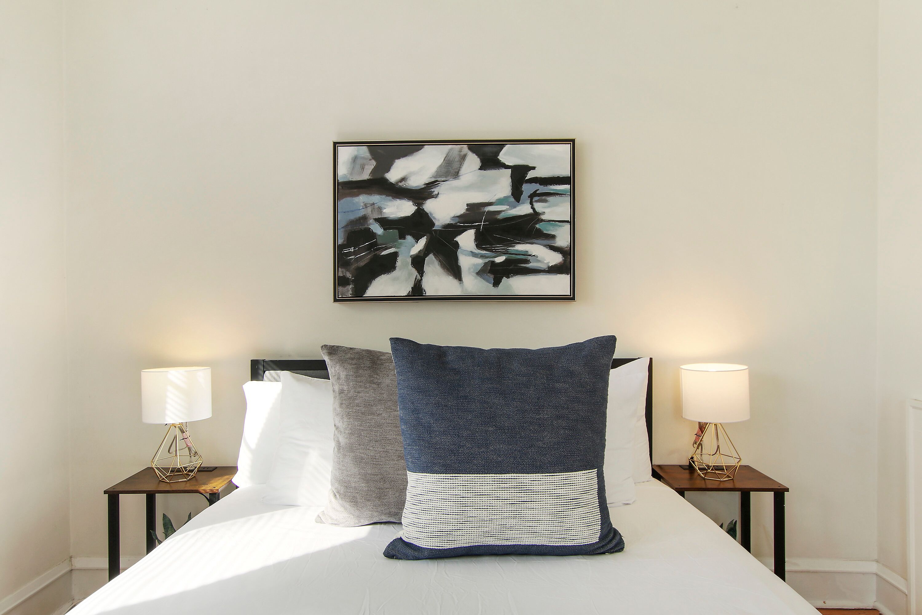 Klassiek appartement, 1 slaapkamer, niet-roken | Een bureau, een strijkplank/strijkijzer, gratis wifi