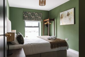2 bedrooms, iron/ironing board, travel cot, free WiFi - Be inspired by The Forest. Capturing all the transformative magic of forest (Portrush)