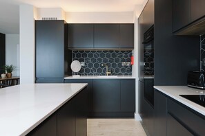 Kühlschrank, Mikrowelle, Ofen, Geschirrspüler