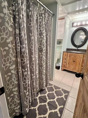 Suihku, hiustenkuivaaja, pyyhkeet, saippua