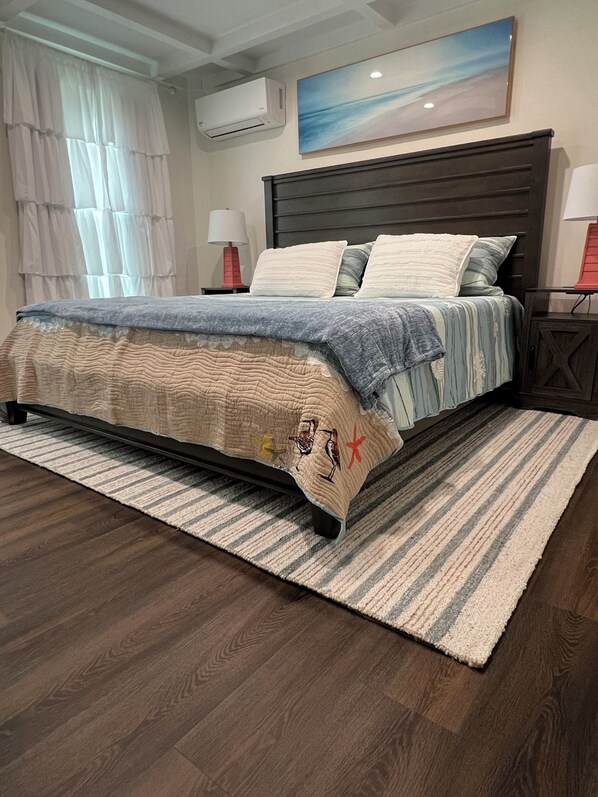 3 bedrooms, iron/ironing board, WiFi, bed sheets - Perfectly located for beach access and walking distance to restaurants and shops (Holly Ridge)