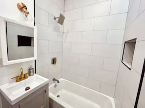 Haartrockner, Handtücher, Seife, Shampoo