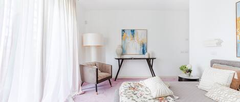 5 bedrooms, iron/ironing board, bed sheets