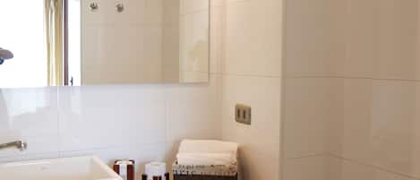 Classic Apartment, Balcony, Mountain View | Bathroom