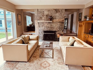 Smart TV, fireplace