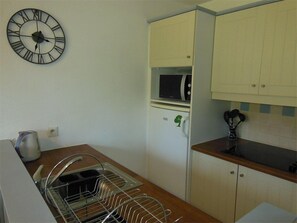 Fridge, microwave, dishwasher, cookware/dishes/utensils - Maison du Golf 22 (MOLIETS ET MAA)