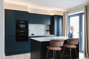 Geladeira, micro-ondas, fogão, lava-louças