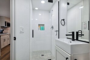 Secadora de cabello, toallas, jabón, papel de baño