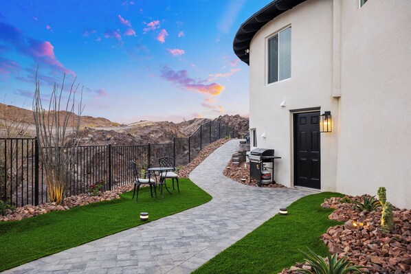 Outdoor dining - Savor Your Own Space this Fall: Private Remodeled Studio with Separate Yard (Lake Havasu City)