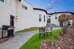Outdoor dining - Savor Your Own Space this Fall: Private Remodeled Studio with Separate Yard (Lake Havasu City)