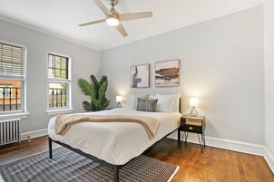 Escritorio, tabla de planchar con plancha y wifi gratis 