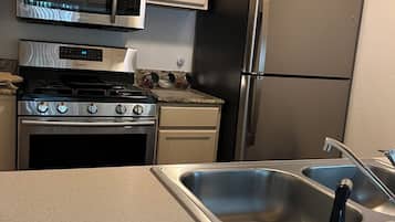 Micro-ondes, four, plaque de cuisson, lave-vaisselle