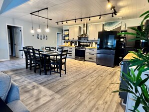 Dining - Family beach escape - 5 blocks to the sand, near Mayo Clinic, TPC (Jacksonville Beach)