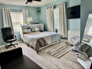 4 bedrooms, iron/ironing board, free WiFi, bed sheets - Family beach escape - 5 blocks to the sand, near Mayo Clinic, TPC (Jacksonville Beach)