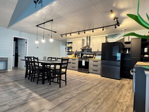 Mikrobølgeovn, ovn, kokeplater og oppvaskmaskin