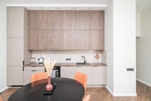Kühlschrank, Ofen, Geschirrspüler, Wasserkocher