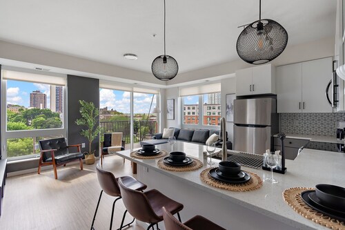 Spacious 3-bedroom apartment with AC, WiFi in cool Minneapolis