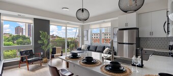 Spacious 3-bedroom apartment with AC, WiFi in cool Minneapolis